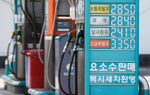 원유 에너지 가격이 치솟으면서 지난 1분기 무역수지가 14년 만에 처음 적자를 기록했다. 사진은 지난달 27일 서울 시내 한 주유소 모습. 연합뉴스