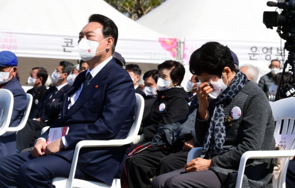 윤석열 대통령 당선인이 3일 제주 4·3평화공원에서 열린 제74주년 4·3희생자 추념식에 참석한 가운데 한 유족이 눈물을 흘리고 있다. 2022.4.3 [사진=연합뉴스]