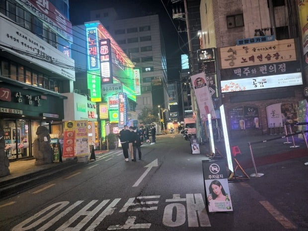 4일 서울 강남역 인근 번화가. 영업 제한시간을 1시간 앞둔 오후 11시지만 카지노 가입머니 즉시지급가 한산하다. 이광식 기자