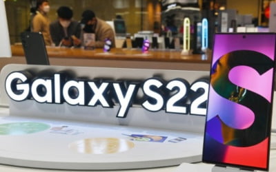 삼성 '갤S22', 국내 출시 6주만에 100만대 팔렸다…역대 세 번째로 빨라