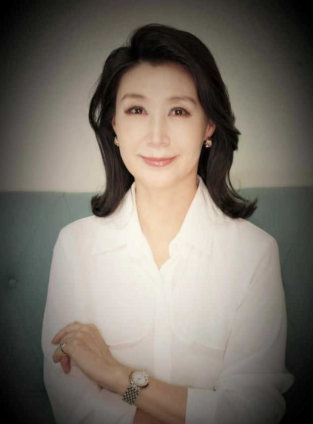 [박영실 칼럼] 김건희 여사의 패션 이미지메이킹-후드티. 치마바지, 슬리퍼