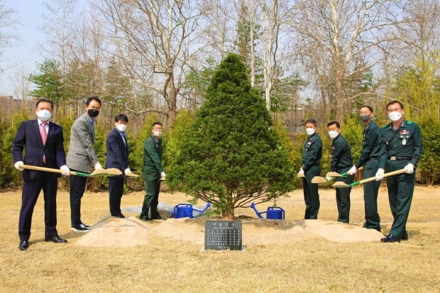 (왼쪽부터) 유제철 한국환경산업기술원장, 오재항 테트라팩코리아 한국총괄부사장, 천종연 국민은행 태릉역종합금융센터장,  이용호 육군본부 환경정책계획장교 , 정진웅 육군사관학교 생도대장, 김순수 육군사관학교 교수부장 ,  고동준 육군본부 공병실장,  강창구 육군사관학교장. 국민은행 제공