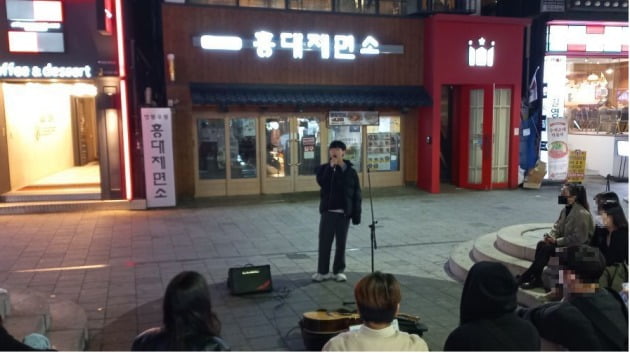 서울 마포구 '홍대 걷고싶은거리' 버스킹존에서 이용준(28)씨가 노래하고 있다. 최세영 기자.
