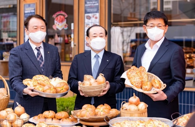 권준학 NH농협은행장(왼쪽)과 황재복 SPC그룹 대표이사(가운데), 서삼석 국회의원이 6일 양파 소비촉진행사에서 기념촬영을 하고 있다. NH농협은행 제공

