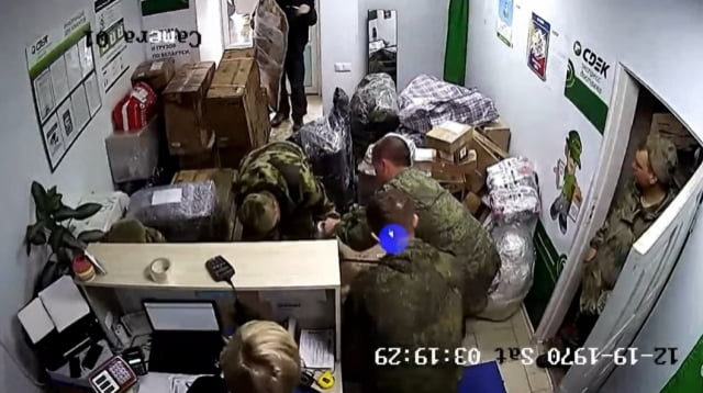 러시아 군인들이 우크라이나 우체국에 모여있는 모습. / 사진=우크라이나 국방부 SNS