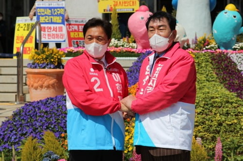 안상수·이학재 인천시장 예비후보가 7일 인천시청에서 단일화 합의를 선언하고 있다. 안상수·이학재 선거캠프