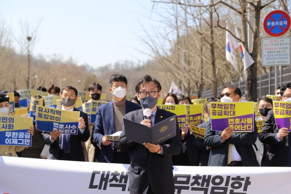 들고 일어난 변호사들 "변시 합격자 1200명 이하 제한해달라"