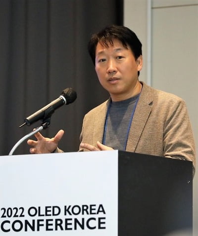 이현우 LG디스플레이 라이프디스플레이그룹장이 7일 부산 해운대에서 열린 ‘2022 OLED 코리아 콘퍼런스’에서 기조연설을 하고 있다. LG디스플레이 제공