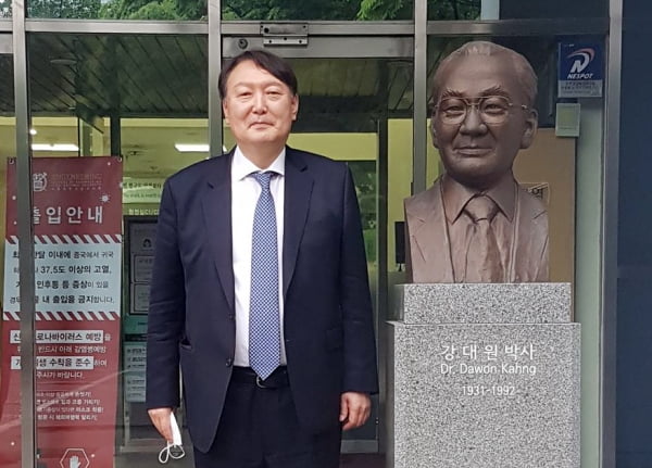 尹錫淑（ユン・ソクヨル）大統領は司法長官を務めながらソウル国立大学の半導体研究センターを訪れ、亡くなった半導体物理学者のカン・デウォン博士の胸像の前で記念写真を撮る。  19.5.2021/ニュース1