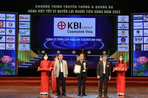 KBI코스모링크 비나가 베트남 정부 소비자 보호협회가 주관하는 ‘골든 브랜드 베트남 TOP 20'에 선정됐다. 이종건 법인장(사진 가운데)이 인증서와 트로피를 수상하고 있다. KBI그룹 제공