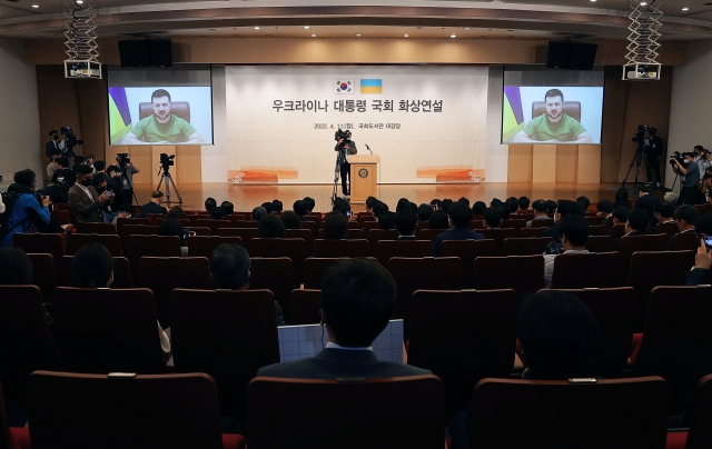 여야 의원들이 11일 오후 서울 여의도 국회 도서관 대강당에서 진행된 볼로디미르 젤렌스키 우크라이나 대통령 화상 연설을 지켜보고 있다. / 사진=한경DB