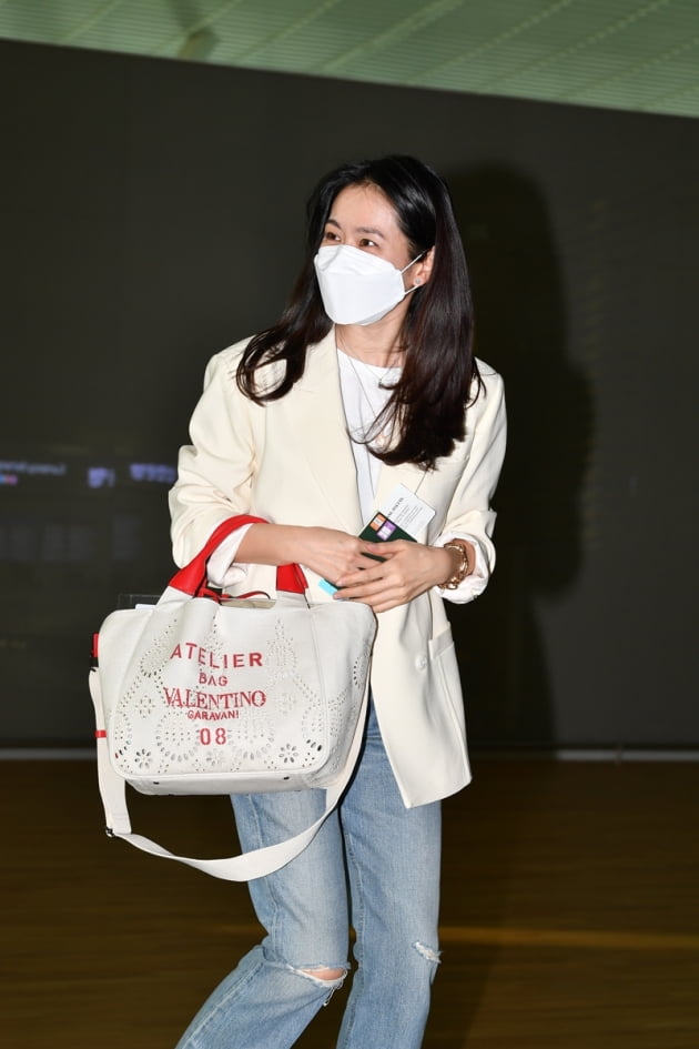 '새신부' 손예진, 미모 밝히는 공항패션…돋보이는 명품 가방
