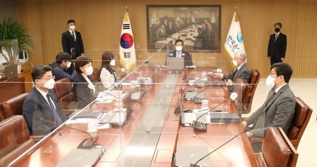 주상영 한국은행 금융통화위원회 의장 직무대행이 14일 오전 서울 중구 한국은행에서 열린 금융통화위원회 본회의를 주재하고 있다. 사진=한국은행