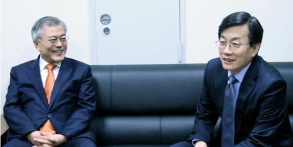 2014년 JTBC '뉴스9'에 출연한 문재인 대통령(왼쪽)이 대기실에서 손석희 당시 앵커와 인사를 나누고 있는 모습. 사진=JTBC