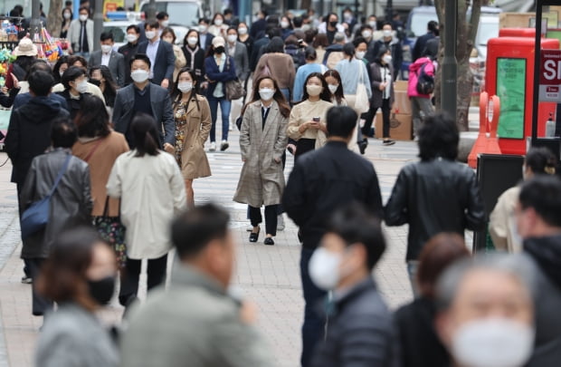 14일 서울 명동거리에서 시민들이 마스크를 쓴 채 걸어가고 있다. 사진=연합뉴스