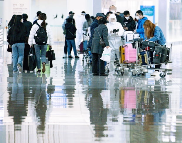 인천국제공항 제1터미널 출국장에서 탑승객들이 출국 수속을 기다리고 있는 모습. 사진=연합뉴스