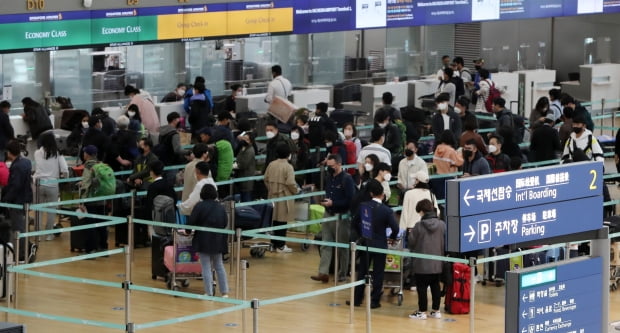 15일 오전 인천국제공항 출국장에서 출국자들이 줄을 서서 수속을 기다리고 있다. 사진=뉴스1