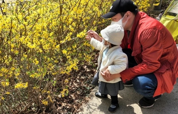 큰 공원으로 첫 꽃구경을 나왔습니다. 자연을 즐기는 야외 활동은 아이의 오감을 자극한다고 합니다. 