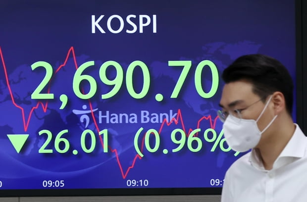 15일 오전 서울 중구 하나은행 딜링룸에서 직원들이 업무를 보고 있는 모습. 사진=연합뉴스 