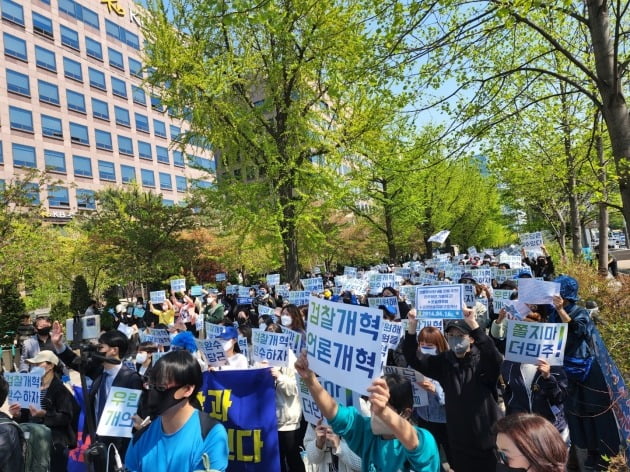 검수완박에 찬성하는 밭갈이운동본부의 집회 현장 모습. 이날 집회에는 정청래 의원, 정봉주 전 의원 등이 찾아 