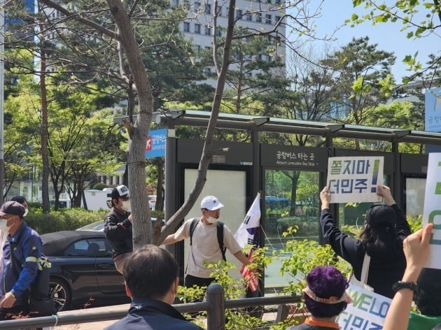 상대 집회에 항의하러 온 자유통일당 집회 참가자. 
다른 행인이 