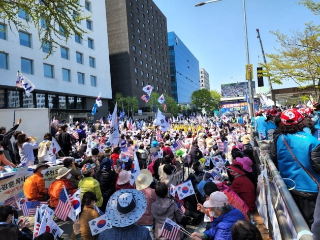 검수완박에 반대하는 자유통일당의 집회 현장. 이날 집회로 주변 통로가 막히면서 근처에서 열린 결혼식에 하객들이 입장하지 못해 애를 먹었다.