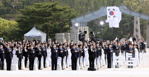 [포토] 윤석열 대통령 토스 카지노 '4·19 민주묘지 참배’