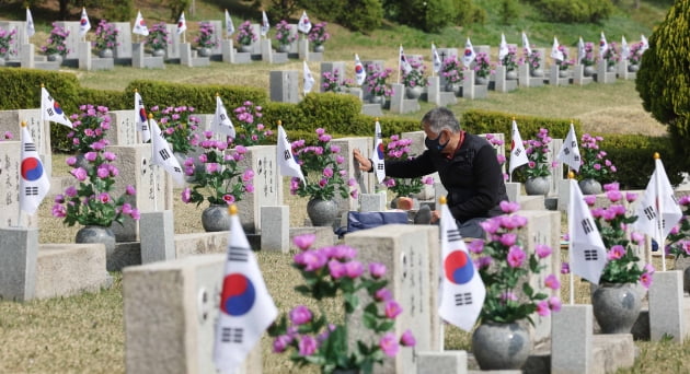 [포토] 4·19혁명 62주년, 희생자 묘지 찾은 유가족