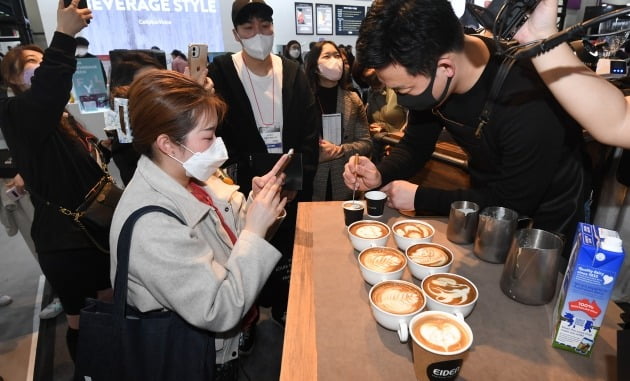 3월 30일 서울 강남구 코엑스에서 열린 '2022 서울커피엑스포'에서 관람객들이 커피 로스터를 살펴보고 있다.  사진 =한국경제신문