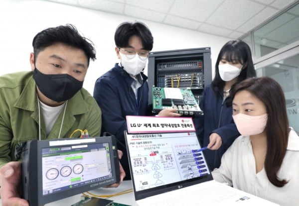  LG유플러스 직원들이 양자내성암호 기술이 적용된 광전송장비를 점검하고 있다. LG유플러스 제공