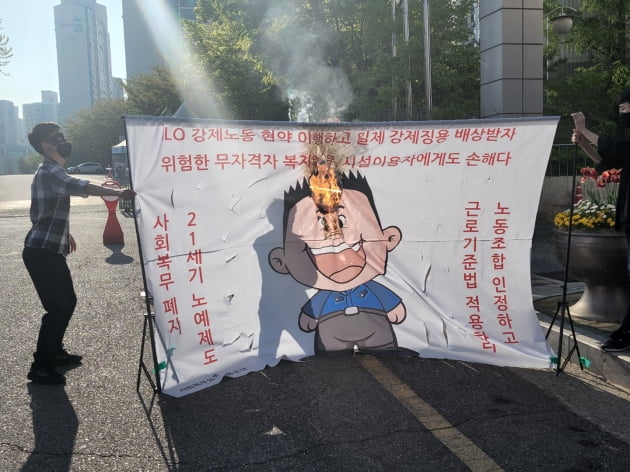 한 사회복무요원이 집회를 찾아 자신의 어려움을 호소하고 있다. 그는 