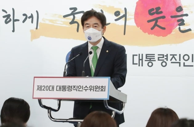 대통령직인수위원회 정무사법행정분과 이용호 간사가 21일 서울 통의동 인수위 공동기자회견장에서 이른바 '검수완박(검찰 수사권 완전 박탈)' 추진에 대한 추가 입장을 발표하고 있다.인수위사진기자단