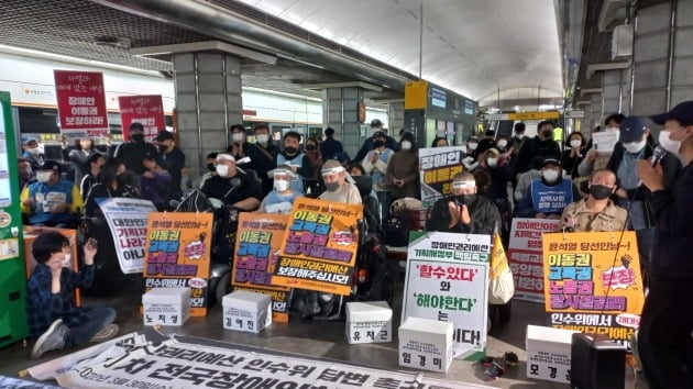 21일 오전 전국장애인철폐연대가 3호선 경복궁역에서 '17일차 삭발투쟁'을 진행하고 있다. 최세영 기자. 