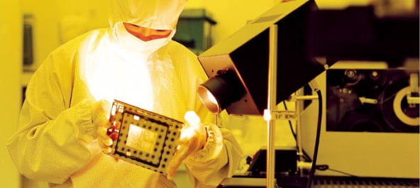 경기 화성의 삼성전자 반도체공장 클린룸에서 직원이 웨이퍼 원판 위 회로를 만드는데 쓰는 기판인 포토마스크를 점검하는 모습 [사진=삼성전자 제공]