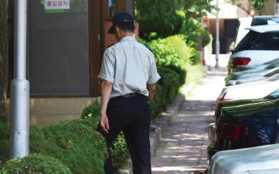 '파리 목숨' 아파트 경비원…재계약 다섯 번 하더니 "나가라"