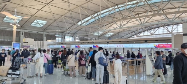 인천국제공항 제1터미널에서 출국 수속을 밟고 있는 여객들. 강준완 기자