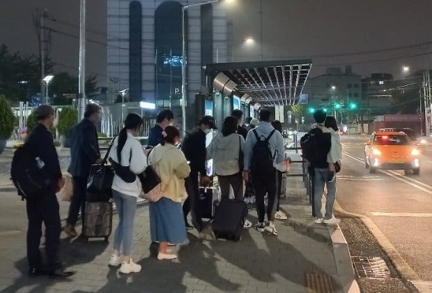 25일 자정 서울역 앞 택시승강장 앞에서 사람들이 택시를 기다리고 있다. 최세영 기자.