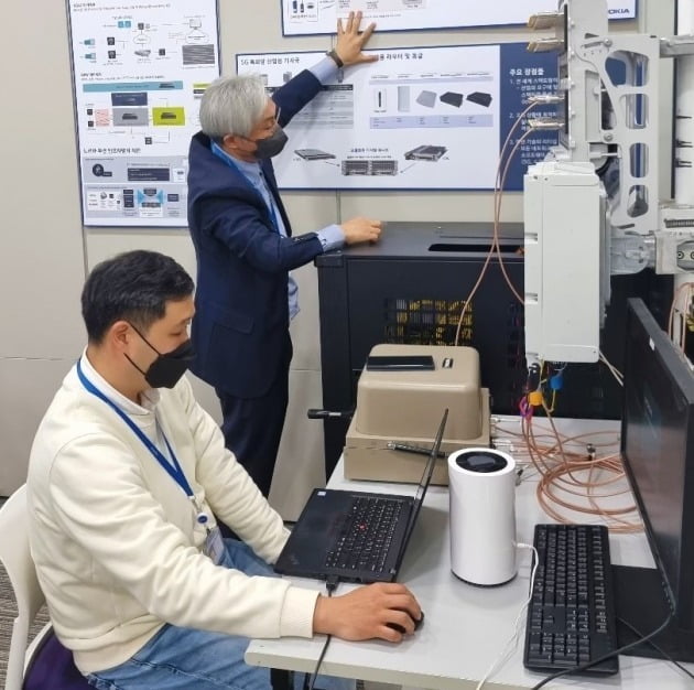 노키아 코리아 오픈 랩에서 5G 특화망 장비 데모를  진행하고 있다.