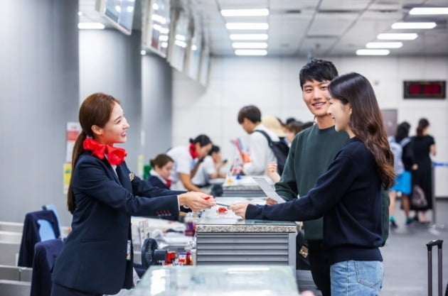 서울역 도심공항터미널에서 항공편 탑승수속을 하는 모습. 공항철도