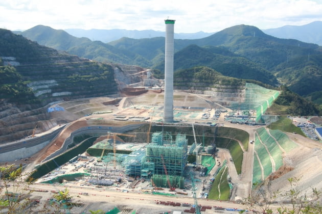 포스코에너지가 출자한 삼척블루파워가 건설 중인 석탄화력발전소 전경. 한경DB