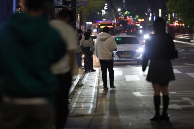 사회적 거리두기 해제 조치로 거리에 사람들이 몰려들면서 저녁 시간 택시 잡기는 하늘의 별따기가 됐다.  사진=연합뉴스