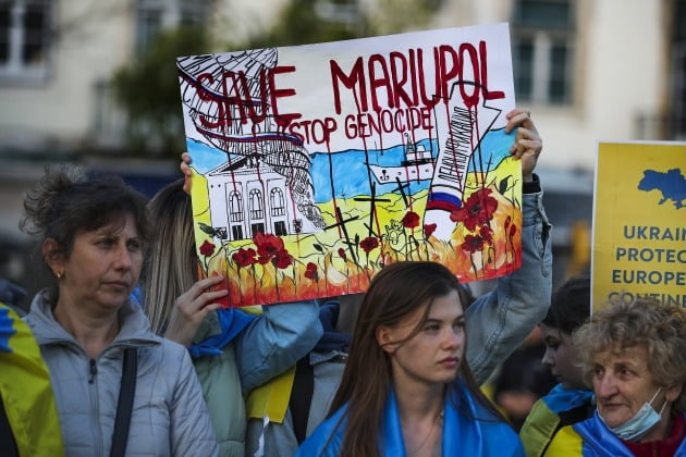 포르투갈 리스본에서 시위대가 '우크라이나 마리우폴을 구하라'라고 적힌 팻말을 들고 있다. /연합뉴스 제공