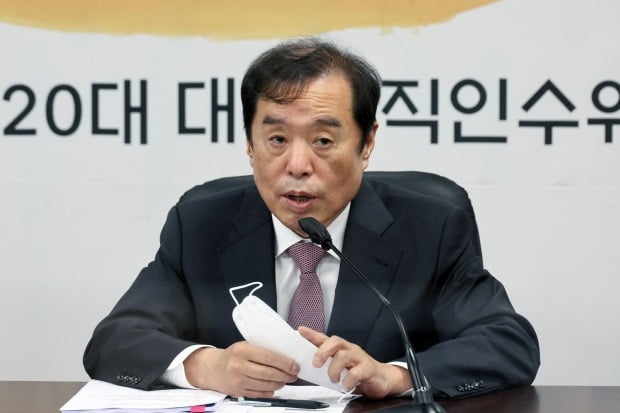 김병준 대통령직인수위원회 지역균형발전특위 위원장이 25일 서울 종로구 인수위 대회의실에서 열린 지역균형발전특위 전체회의에서 발언하고 있다. 연합뉴스