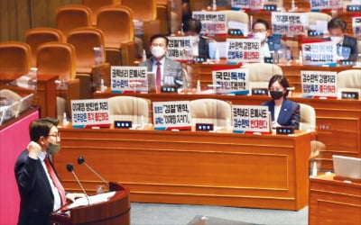 '피의자' 손에서 출발한 민주당의 '검수완박' 폭주 [여기는 논설실]