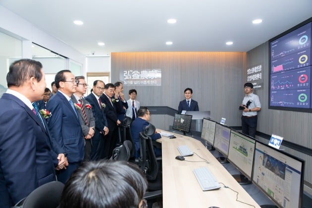 유향열 한국남동발전 사장(왼쪽 두 번째)이 가상발전소 기술을 적용한 관제센터를 둘러보고 있다. 사진=한국남동발전 제공