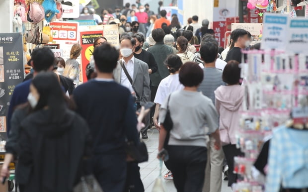 24일 오후 서울 중구 명동 거리가 시민들로 북적이고 있다. 사진=뉴스1
