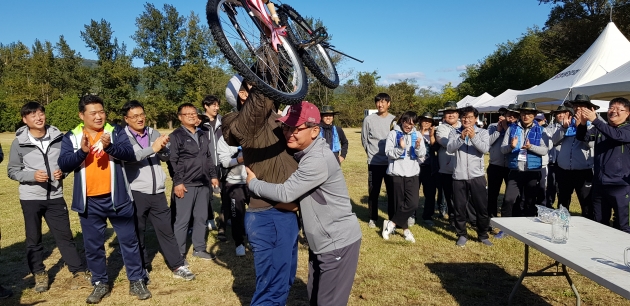 2018년 쌍용C&E 노조가 주관하는 체육대회에서 당시 공장장이 직원에게 자전거를 선물로 주고 있다. 쌍용C&E 제공