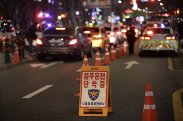결찰관들이 지난해 12월 서울 대림역 인근에서 음주운전 단속을 하고 있다. /연합뉴스
