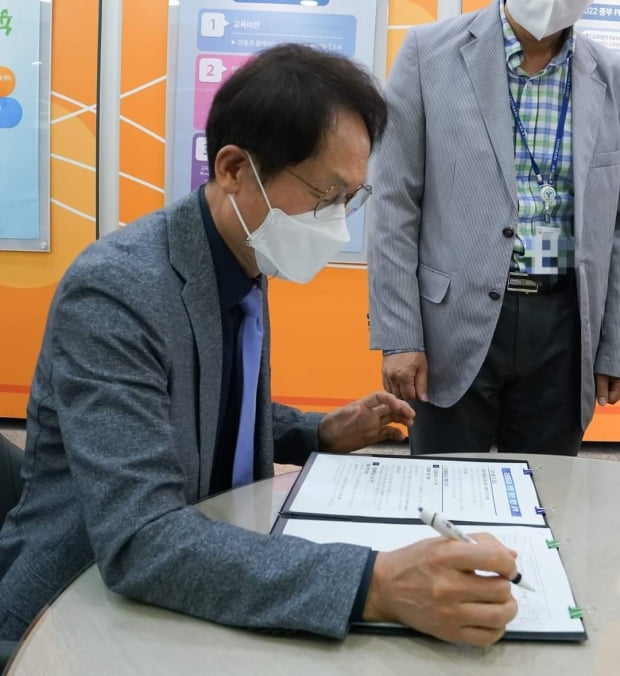 조희연 서울교육감이 28일 서울교육청에서 문서를 결제하고 있다. 조희연 교육감 페이스북 캡처