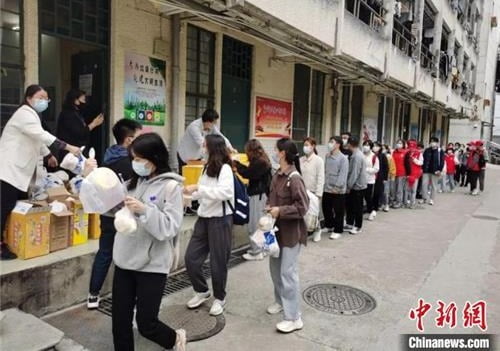 중국 교육부는 노동절 연휴 대학생들의 학교 밖 출입을 제한하는 금족령을 내렸다. 사진은 푸젠 의과대학생들이 생필품을 지급받는 모습. /사진=연합뉴스 